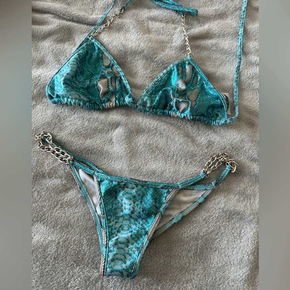 Bikini. Scrunch butt. Medium top Small bottom